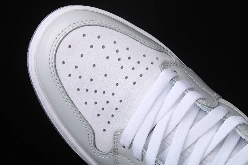 All categories Air Jordan Jordan series basketball shoes Air Jordan 1 High pure original version Air Jordan 1 High Zoom R2T AJ1 Joe 1 white gray blue patent leather gradient crystal bottom CK6637-104